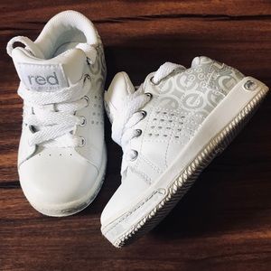 RED by Marc Eckō kid sneakers. White and Silver. 8